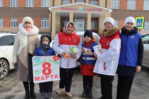 «Цветы для автоледи»: в Дрожжаном поздравили женщин-водителей с наступающим праздником 8 марта
