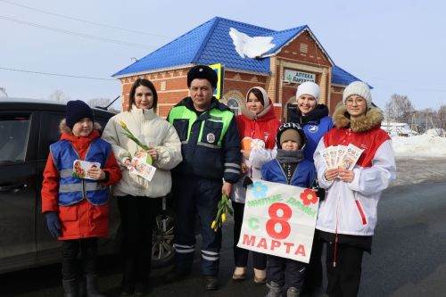 «Цветы для автоледи»: в Дрожжаном поздравили женщин-водителей с наступающим праздником 8 марта