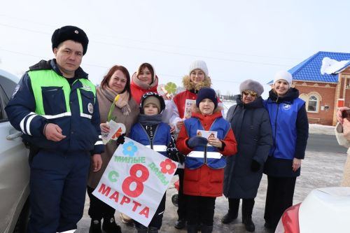 «Цветы для автоледи»: в Дрожжаном поздравили женщин-водителей с наступающим праздником 8 марта