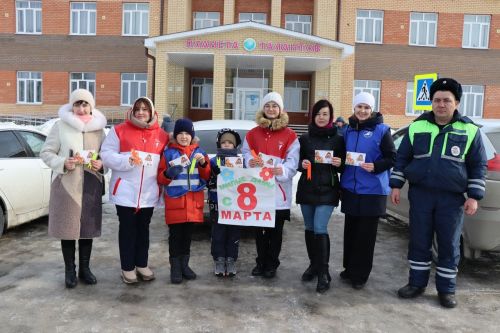 «Цветы для автоледи»: в Дрожжаном поздравили женщин-водителей с наступающим праздником 8 марта