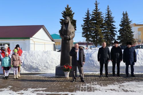 В канун 8 марта в Дрожжановском районе РТ памятнику Матери возложили цветы