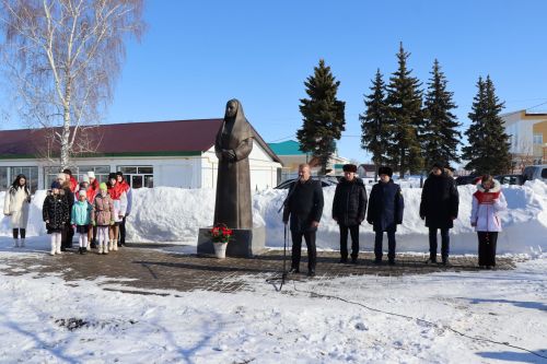 В канун 8 марта в Дрожжановском районе РТ памятнику Матери возложили цветы