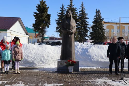 В канун 8 марта в Дрожжановском районе РТ памятнику Матери возложили цветы