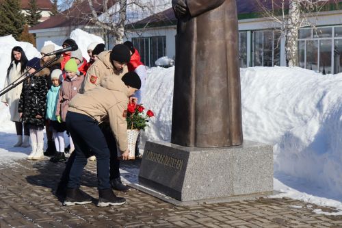 В канун 8 марта в Дрожжановском районе РТ памятнику Матери возложили цветы