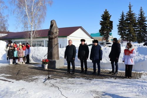 В канун 8 марта в Дрожжановском районе РТ памятнику Матери возложили цветы