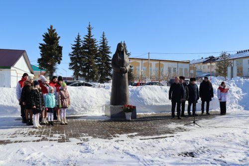 В канун 8 марта в Дрожжановском районе РТ памятнику Матери возложили цветы