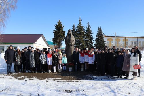 В канун 8 марта в Дрожжановском районе РТ памятнику Матери возложили цветы