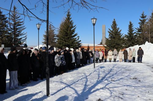 В канун 8 марта в Дрожжановском районе РТ памятнику Матери возложили цветы