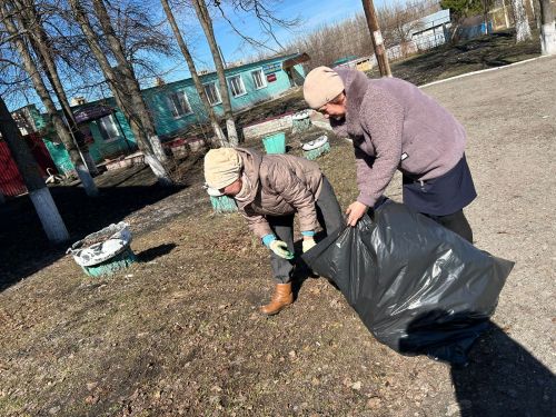 Дрожжановцы вышли на первый весенний субботник