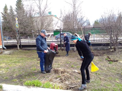 Дрожжановцы вышли на первый весенний субботник