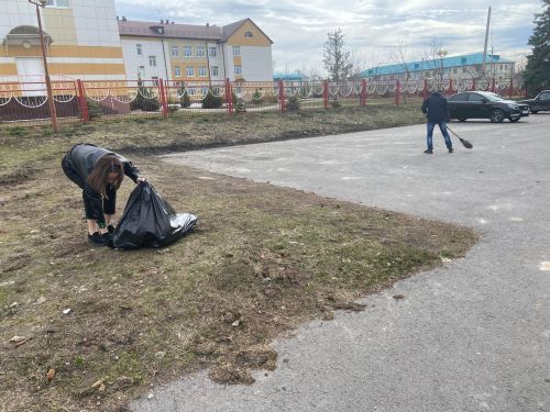 Дрожжановцы вышли на первый весенний субботник