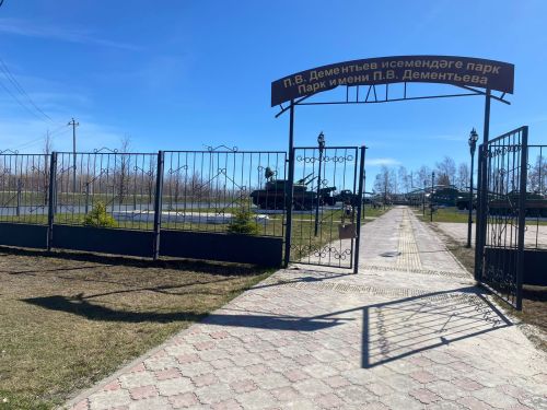 Дрожжановцы вышли на первый весенний субботник