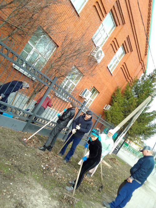 Дрожжановцы вышли на первый весенний субботник