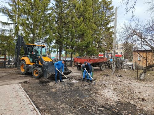 Дрожжановцы вышли на первый весенний субботник