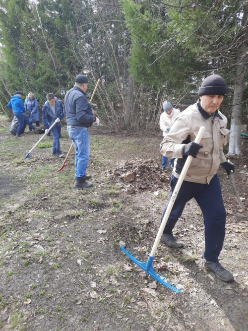 Дрожжановцы вышли на первый весенний субботник
