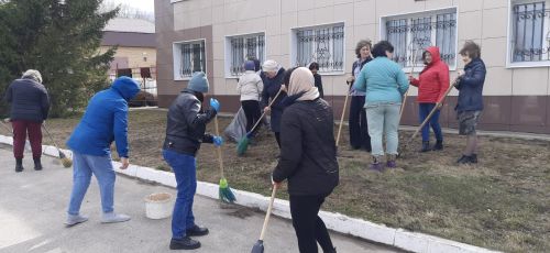 Дрожжановцы вышли на первый весенний субботник
