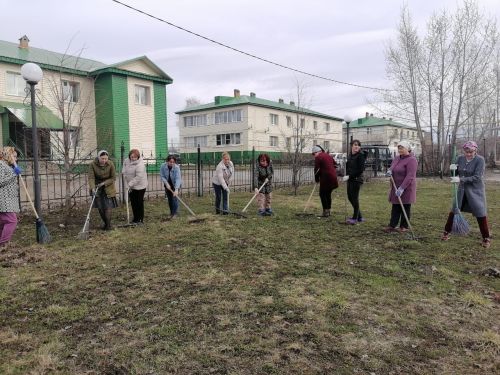 Дрожжановцы вышли на первый весенний субботник