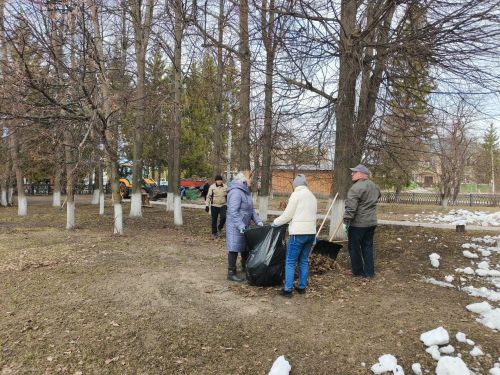 Дрожжановцы вышли на первый весенний субботник