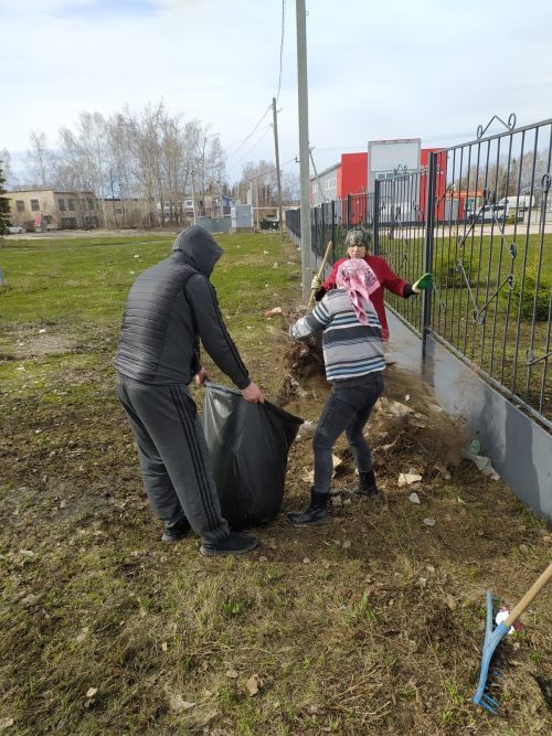Дрожжановцы вышли на первый весенний субботник