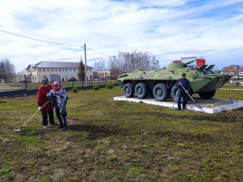Дрожжановцы вышли на первый весенний субботник