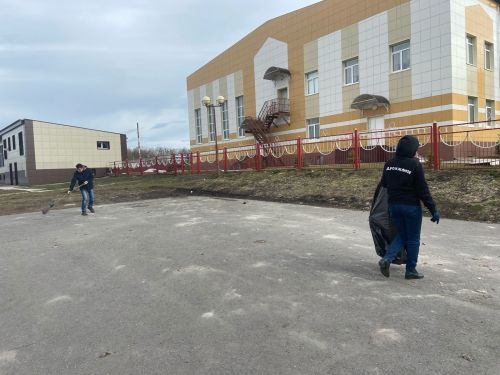 Дрожжановцы вышли на первый весенний субботник