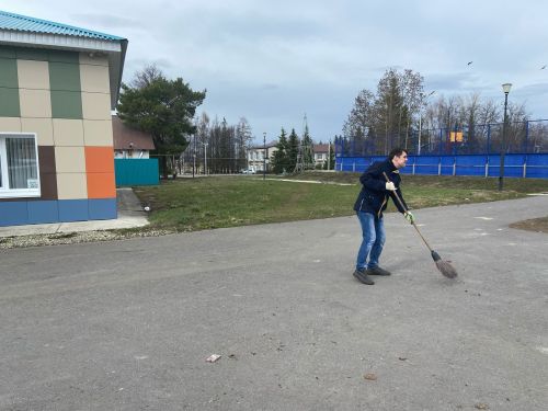 Дрожжановцы вышли на первый весенний субботник