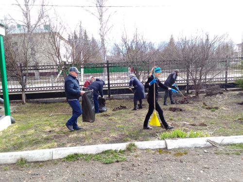 Дрожжановцы вышли на первый весенний субботник