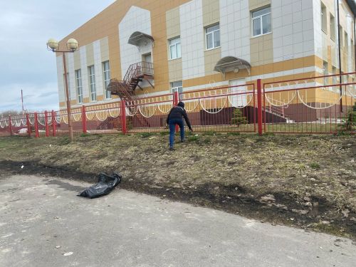 Дрожжановцы вышли на первый весенний субботник
