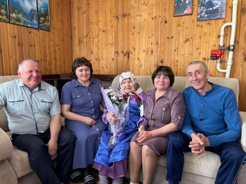 С 14 лет начала работать дояркой: в Дрожжановском районе РТ поздравили долгожительницу