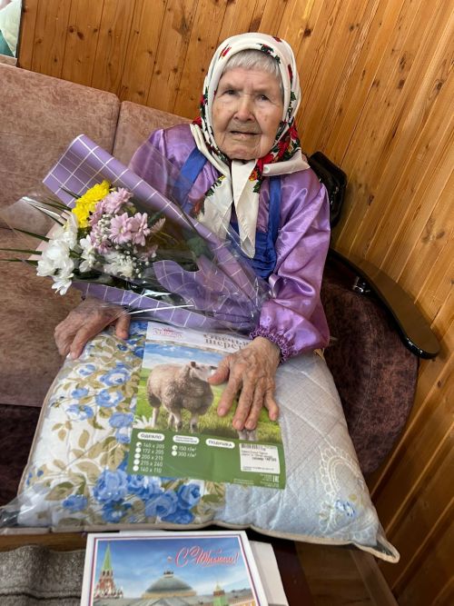 С 14 лет начала работать дояркой: в Дрожжановском районе РТ поздравили долгожительницу