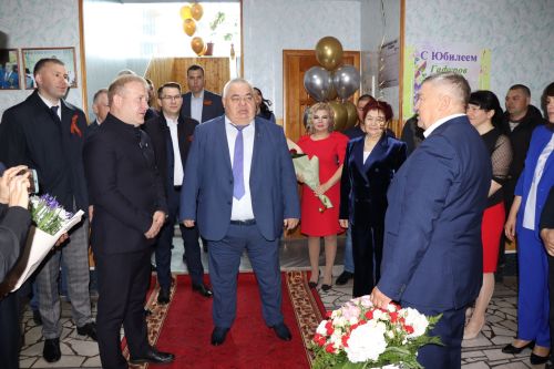 Руководитель хозяйства «Цильна» Дрожжановского района РТ Барис Аппаувич Гафуров принимает поздравления в связи с юбилеем