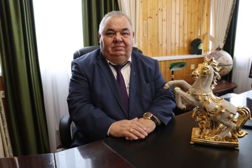 Руководитель хозяйства «Цильна» Дрожжановского района РТ Барис Аппаувич Гафуров принимает поздравления в связи с юбилеем