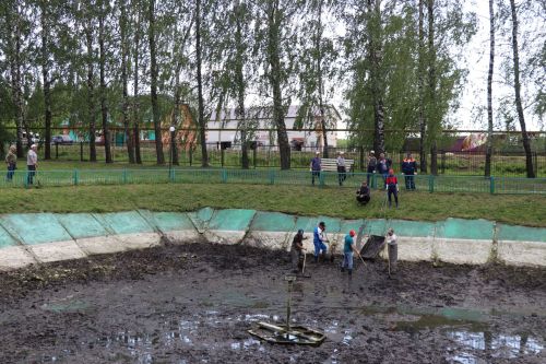 Очистка озера в парке Выпускников Дрожжановского района РТ: мужчины отдела образования в деле