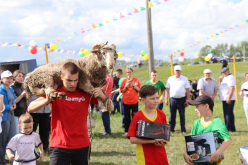 Девушки борцы, сбежавший баран, дождь: в селе Малая Цильна Дрожжановского района РТ прошел Сабантуй