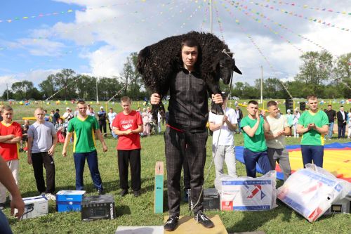Девушки борцы, сбежавший баран, дождь: в селе Малая Цильна Дрожжановского района РТ прошел Сабантуй