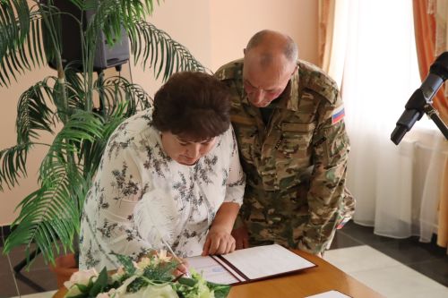 63-летний военнослужащий по контракту и его возлюбленная узаконили свои отношения в Дрожжановском ЗАГСе