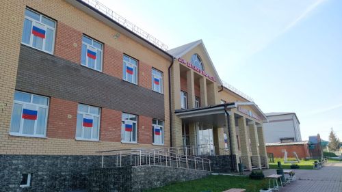 В честь Дня государственного флага фасады зданий в Дрожжановском районе РТ украсили российскими триколорами