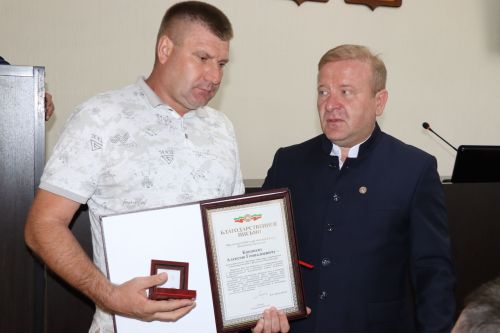 Глава Дрожжановского района РТ Марат Гафаров на деловом понедельнике вручил награды