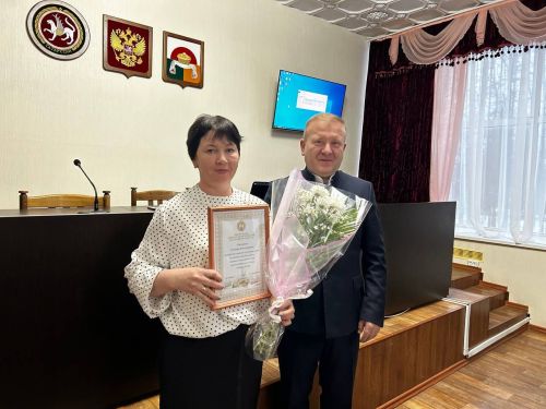 На деловом понедельнике глава Дрожжановского района РТ вручил награды