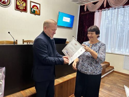 На деловом понедельнике глава Дрожжановского района РТ вручил награды