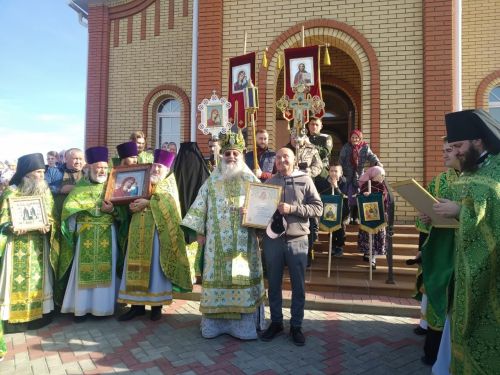 Митрополит Кирилл провёл божественную литургию в Дрожжановском храме
