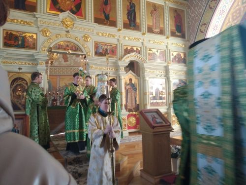 Митрополит Кирилл провёл божественную литургию в Дрожжановском храме