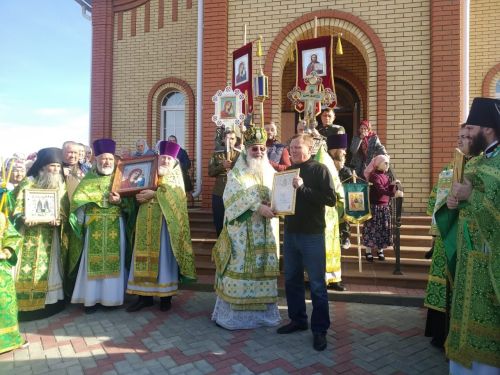Митрополит Кирилл провёл божественную литургию в Дрожжановском храме
