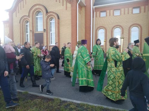 Митрополит Кирилл провёл божественную литургию в Дрожжановском храме