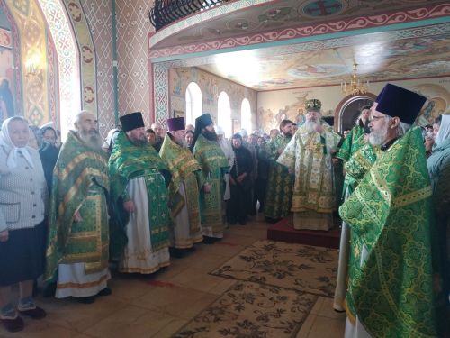 Митрополит Кирилл провёл божественную литургию в Дрожжановском храме
