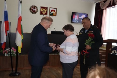 Родным погибших в СВО бойцов из Дрожжановского района вручили ордена Мужества
