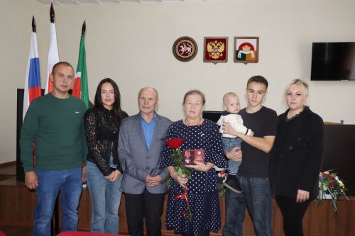 Родным погибших в СВО бойцов из Дрожжановского района вручили ордена Мужества