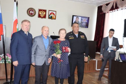 Родным погибших в СВО бойцов из Дрожжановского района вручили ордена Мужества