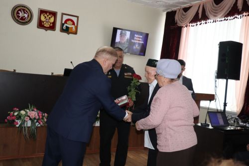 Родным погибших в СВО бойцов из Дрожжановского района вручили ордена Мужества