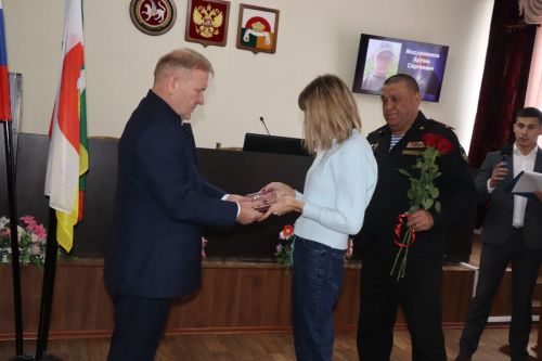Родным погибших в СВО бойцов из Дрожжановского района вручили ордена Мужества